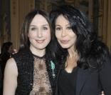 Elsa Zylberstein et Yamina Benguigui au ministère de la Culture, à  Paris, lors de la remise des insignes de chevalier dans l'ordre des Arts  et des Lettres d'Elsa. 5 avril 2011