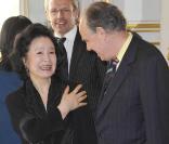 Yun Junghee au ministère de la Culture, à Paris, lors de sa remise des  insignes de chevalier dans l'ordre des Arts et des Lettres. 5 avril  2011