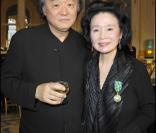 Yun Junghee et son mari au ministère de la Culture, à Paris, lors de sa remise des  insignes de chevalier dans l'ordre des Arts et des Lettres. 5 avril  2011
