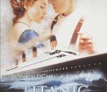 Kate Winslet et Leonardo DiCaprio sur l\'affiche de Titanic.<br />