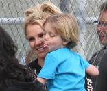 Britney Spears assiste à un match de baseball de son fils Sean Preston aux côtés de son autre fils Jayden James et de sa maman Lynne Spears, le 19 mars, à Los Angeles.