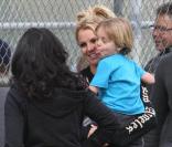 Britney Spears assiste à un match de baseball de son fils Sean Preston aux côtés de son autre fils Jayden James et de sa maman Lynne Spears, le 19 mars, à Los Angeles.