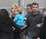 Britney Spears assiste à un match de baseball de son fils Sean Preston aux côtés de son autre fils Jayden James et de sa maman Lynne Spears, le 19 mars, à Los Angeles.