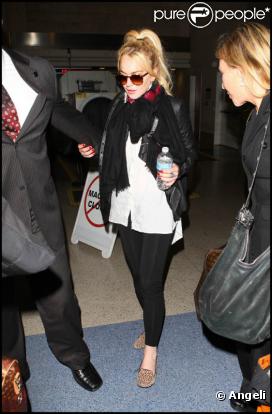 Lindsay Lohan s'est précipitée dans la voiture qui l'attendait à la sortie de l'aéroport de Los Angeles le 7 avril 2011 