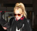 Lindsay Lohan s'est précipitée dans la voiture qui l'attendait à la sortie de l'aéroport de Los Angeles le 7 avril 2011 