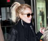 Lindsay Lohan se rend à l'aéroport de New York's JFK International Airport le 6 avril 2011 afin de se rendre à Los Angeles