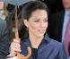 Le prince William et Kate Middleton étaient en visite dans la région de Blackburn with Darwen, dans le nord de l'Angleterre, lundi 11 avril 2011. La pluie a obligé la future princesse à se réfugier sous un immense parapluie... 