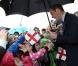 Le prince William et Kate Middleton étaient en visite dans la région de Blackburn with Darwen, dans le nord de l'Angleterre, lundi 11 avril 2011. Comme à chacune de leurs apparitions, la foule était en liesse. 