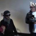 John Galliano réapparaît et se fait violemment insulter à l'aéroport...