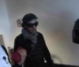 John Galliano, violemment insulté par un photographe à l\'aéroport de Los Angeles, le 10 avril 2011.