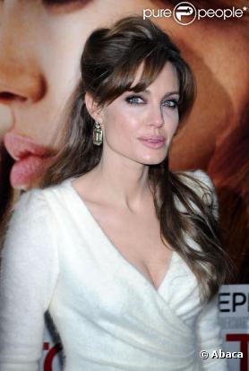 Angelina Jolie porte des boucles signées de son ami joaillier Robert Procop