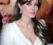 Angelina Jolie porte des boucles signées de son ami joaillier Robert Procop