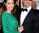 Angelina Jolie brille aux côtés de son Brad Pitt, avec des boucles en emeraude