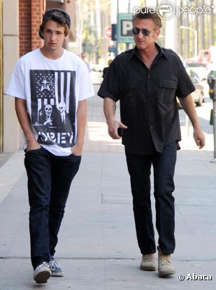 Sean Penn et son fils à Los Angeles lors d'une balade le 11 avril 2011