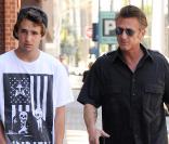 Sean Penn et son fils à Los Angeles lors d\'une balade le 11 avril 2011