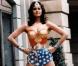 Wonder Woman : A 59 ans, la sublime Lynda Carter, reine d'une parade gay !