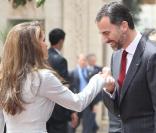 Le prince Felipe, charmé par la reine Rania de Jordanie lors de leur rencontre en Jordanie le 13 avril 2011