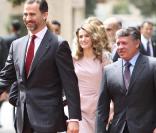 Letizia d'Espagne, Felipe et le roi Abdullah lors de leur rencontre en Jordanie le 13 avril 2011