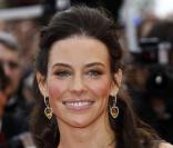 Evangeline Lilly pose sur les marches du 63ème festival de Cannes en mai 2010