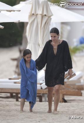 Courteney Cox s'amuse et profite du soleil de Saint-Barthélémy avec sa petite Coco. Mars 2011