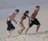 Courteney Cox est à Saint-Barthélémy avec son partenaire de jeu dans Cougar Town : Josh Hopkins. Mars 2011
