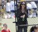 Victoria Beckham emmène Brooklyn et Romeo à leur leçon de football, en avril 2011.