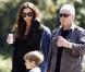 Victoria Beckham attend Brooklyn et Romeo à la sortie de leur entraînement de football, en avril 2011.