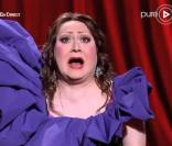 Michel Fau parodie Carla Bruni lors des Molières 2011.