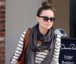 Olivia Wilde alias  Numéro 13  dans la série Docteur House mélange les styles et les couleurs... Un look qui laisse à désirer. Los Angeles, 19 avril 2011 