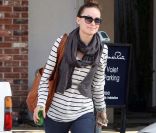 Détendue et souriante, Olivia Wilde prend du bon temps avant de retrouver les plateaux de tournage. Los Angeles, 19 avril 2011 