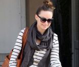 Marinière, slim et lunette XXL... Olivia Wilde nous avait habitués à mieux ! Los Angeles, 19 avril 2011 