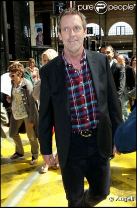 Hugh Laurie arrive à Paris à la Gare de l'Est le 20 avril 2011  