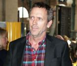 Hugh Laurie arrive à Paris à la Gare de l'Est le 20 avril 2011  