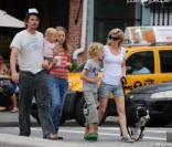 Ethan Hawke, ses enfants Clementine, Maya et Levon, avec son épouse Ryan en juillet 2010<br />