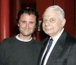 Daniel Darès en mai 2005 lorsqu'il reçoit la Légion d'Honneur au foyer du théâtre Antoine-Simone Berriau. Ici avec Alexandre Brasseur 