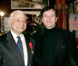Daniel Darès en mai 2005 lorsqu'il reçoit la Légion d'Honneur au foyer du théâtre Antoine-Simone Berriau. Ici avec Francis Huster 
