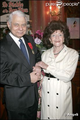 Daniel Darès en mai 2005 lorsqu'il reçoit la Légion d'Honneur au foyer du théâtre Antoine-Simone Berriau. Ici avec sa femme Héléna Bossis 