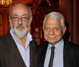 Bertrand Blier et Daniel Darès lorsqu'une plaque commémorative est déposée pour le centenaire de la naissance de Jean-Lousi Barrault au théâtre Antoine-Simone Berriau, septembre 2010 