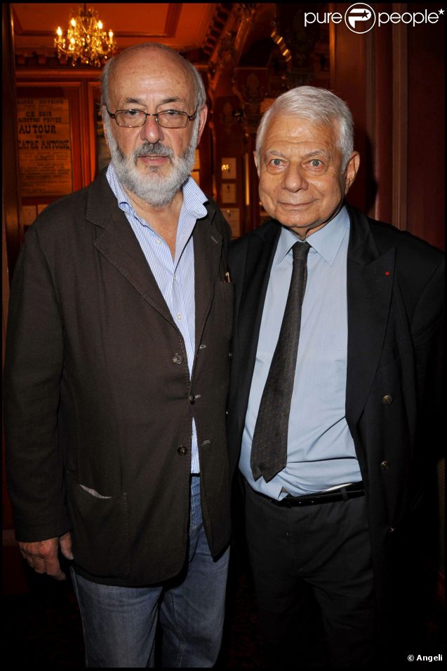 Bertrand Blier et Daniel Darès lorsqu'une plaque commémorative est déposée pour le centenaire de la naissance de Jean-Lousi Barrault au théâtre Antoine-Simone Berriau, septembre 2010 