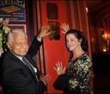 Daniel Darès dépose une plaque en hommage à Jean-Louis Barrault au théâtre Antoine en septembre 2010. Ici avec Anny Duperey 