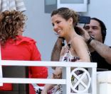 Tout sourire, Elsa Pataky se prête au jeu des intervuiews. Miami, 7 avril 2011 