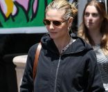 Heidi Klum, maman moderne qui va faire ses courses comme tout le monde ! Le 23 avril 2011 à Los Angeles 