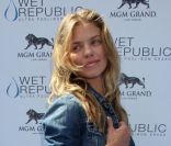 AnnaLynne McCord assiste à l'enterrement de vie de jeune fille de la petite amie du frère de Kellan Lutz, au MGM Grand Hotel, à Las Vegas, samedi 23 avril.