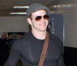 Kellan Lutz atterrit à l'aéroport LAX de Los Angeles, d'un vol en provenance de Vancouver, samedi 23 avril.