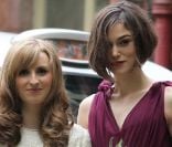 Keira Knightley aux côtés de Kerry Nixon, la mariée, lors du mariage de son frère Caleb Knightley au Pollokshields Burgh Hal de Glasgow en Ecosse le 23 avril 2011