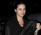 Adriana Lima semble ravie de sa soirée après avoir dîné son mari Marko Jaric dans un restaurant à Milan le 14 avril 2011