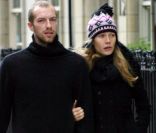 Depuis huit ans, Gwyneth Paltrow et Chris Martin sont follement amoureux. Ils ont deux enfants. Londres, 14 juillet 2003