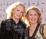 Hayley Mills et Juliet Mills, à l'occasion de l'avant-première de  Un Américain à Paris  (qui va ressortir en salles pour son 60e anniversaire), au Grauman's Chinese Theatre, à Los Angeles, le 28 avril 2011.