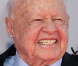 Mickey Rooney, à l'occasion de l'avant-première de  Un Américain à Paris  (qui va ressortir en salles pour son 60e anniversaire), au Grauman's Chinese Theatre, à Los Angeles, le 28 avril 2011.
