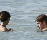 Baignade en amoureux pour Rachel Bilson et Hayden Christensen, lors d'un week-end romantique à la Barbade, le 22 avril 2011.